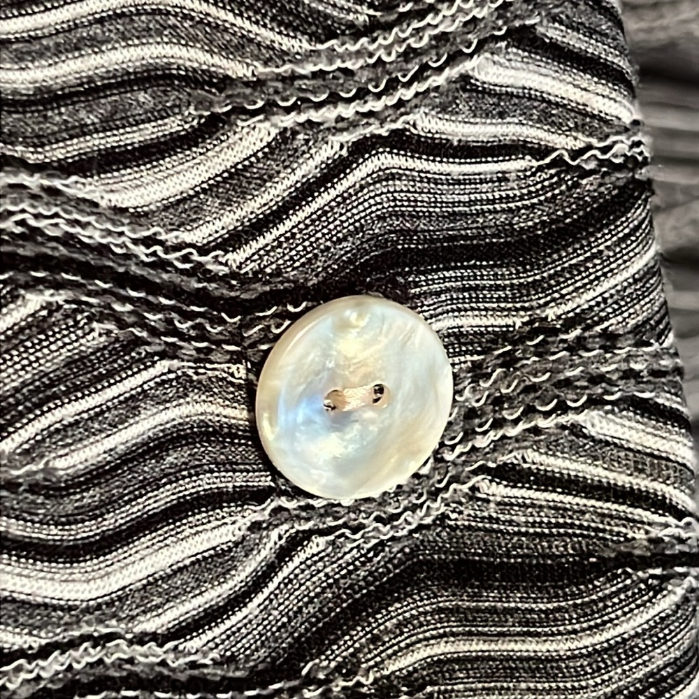JM Collection Wavy Top - Picture 3 of 5